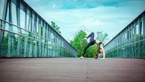 激动！美媒晒出浓眉末节命中致命三分后老詹表情